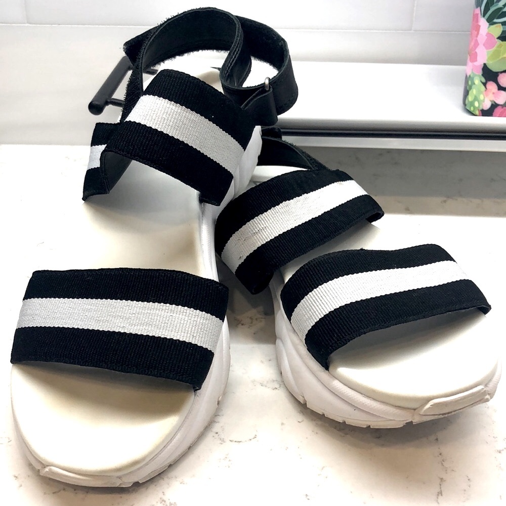 Marc Fisher sz 7 tennis shoe base sandal super comfortable,Velcro adjustable